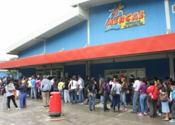 Según varios lugareños, encargados y trabajadores del lugar le dan preferencia a sus conocidos al momento de comprar