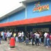 Según varios lugareños, encargados y trabajadores del lugar le dan preferencia a sus conocidos al momento de comprar