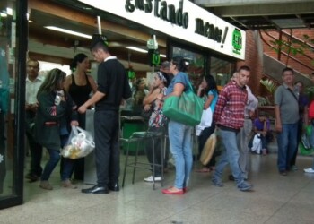 En el automercado San Diego fueron expendidos aceite, margarina, papel tualé  y harina desde las 8:00 am de este martes