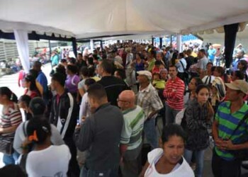 COLAS INMENSAS. Grandes fueron las colas en las afueras del Banco Central de Venezuela en Caracas de personas que llevaron sus billetes de cien con la intención de cambiarlos para no perderlos