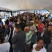COLAS INMENSAS. Grandes fueron las colas en las afueras del Banco Central de Venezuela en Caracas de personas que llevaron sus billetes de cien con la intención de cambiarlos para no perderlos