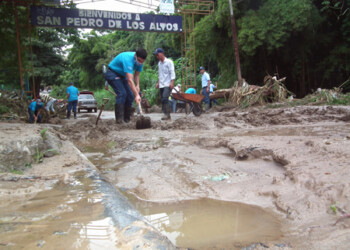 La crecida del río dejó largos tramos de la vía principal del sector parcialmente tapiados por el barro. Muchos tuvieron que salir con botas y pala en mano para retirar el barro de la puerta de sus casas, aceras y vialidad.