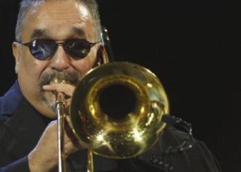 Su éxito "Che che colé" fue el primero que se escuchó en la abarrotada sala de espectáculo del colegio universitario