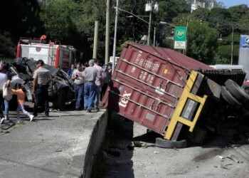 Dos muertos y siete heridos al volcar la carga