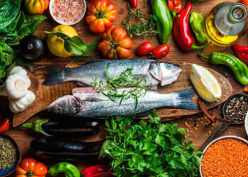 Frutas, verduras, aceite de oliva, frijoles y cereales como trigo y el arroz, así como cantidades moderadas de pescado, productos lácteos y vino, son parte de las características de la dieta.