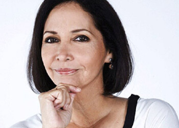 Esther Judith Orjuela Guillén, de nombre artistico Esther Orjuela, estudió Medicina pero no pudo concluir su carrera.