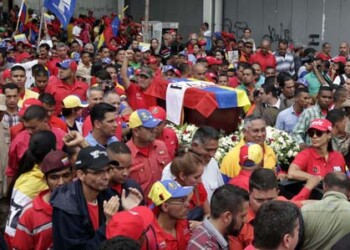 Los restos del líder y periodista Fabricio Ojeda fueron trasladados desde el Cementerio General Sur hasta el Panteón donde el presidente Maduro rindió honores.  NEWS FLASH