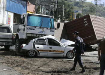 El camión embistió a otros automóviles ocasionando el lamentable saldo y ocasionando un gran retraso en la arteria vial