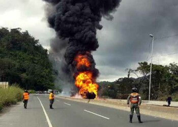 Las autoridades cerraron el paso en ambos sentidos la mañana de este lunes, mientras los bomberos sofocaban el incendio