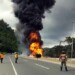 Las autoridades cerraron el paso en ambos sentidos la mañana de este lunes, mientras los bomberos sofocaban el incendio