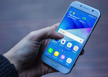 El teléfono tiene bordes metálicos, una cámara y un flash que no sobresalen como en años anteriores y algunas novedades adicionales.