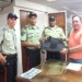 Alcalde entregó los chalecos a los funcionarios.