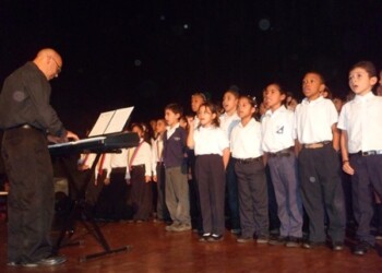 60 niños estuvieron en escena e interpretaron Don Ramón