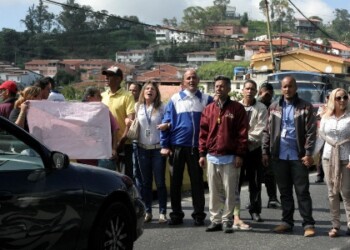 Los trabajadores se apostaron en los cuatro canales de la vía expresa y no abrieron el paso hasta que se instaló una mesa de diálogo con las autoridades