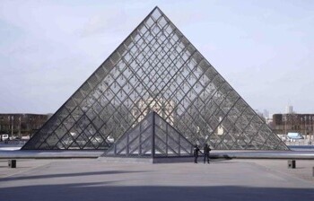 El presidente François Hollande aseguró hoy que el ataque tiene "sin duda" un carácter terrorista, y refleja que "la amenaza sigue ahí y se le debe hacer frente"