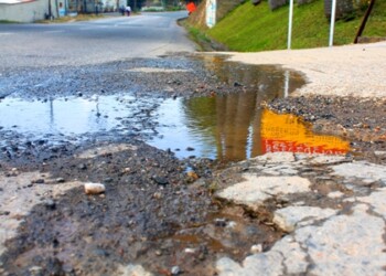 Las cuadrillas de Servicios Público escarificó alrededores de la plaza Las Américas de Carrizal