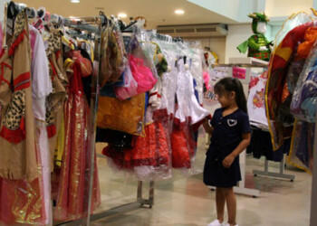 Niños visitan tiendas en busca de un disfraz para este carnaval.