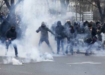 Algunos manifestantes, que se congregaron en la plaza de la Nation, en el este de París, iban encapuchados y saquearon varios coches y cajeros automáticos.