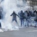 Algunos manifestantes, que se congregaron en la plaza de la Nation, en el este de París, iban encapuchados y saquearon varios coches y cajeros automáticos.