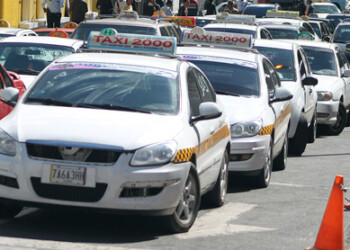 Taxistas de Altos Mirandinos realizaron una protesta en la carretera Panamericana, debido a los constantes robos de los que son blanco, por lo que piden a las autoridades de Los Salias, Carrizal y Guaicaipuro que les brinden mayor seguridad en la zona.
