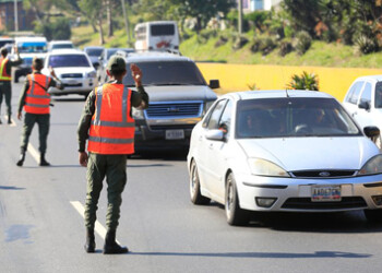 Los diversos puntos de control cuentan con funcionarios de seguridad