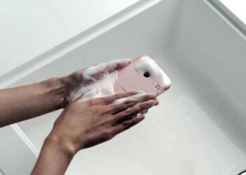 El renovado smartphone lavable que incluso resiste el agua caliente llega con una pantalla de cinco pulgadas.