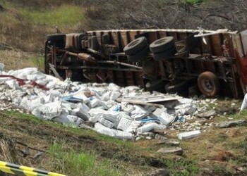 El camión que transportaba hasta Asunción 30 toneladas de billetes venezolanos que fueron hallados en Salto del Guairá volcó en San Pedro.