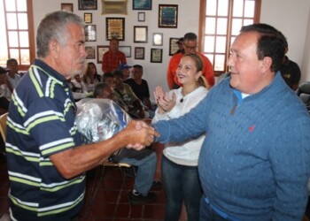 La primera dama acompañó al alcalde José Luis Rodríguez en la dotación de más de 100 uniformes a personal de aseo urbano municipal
