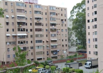 Desde finales del año 2016, la urbanización presenta racionamiento de agua sin horario y sin previo aviso.