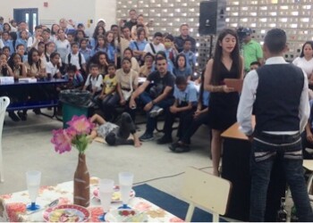 Alumnos participan en obras de teatro