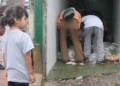 Cada día son más los niños, jóvenes y personas de tercera edad que optan por hurgar entre la basura en busca de restos de alimentos para comer y burlar el hambre por unas horas