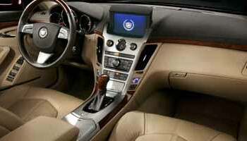 El sistema instalado por Cadilllac en sus berlinas CTS utiliza comunicaciones dedicadas de corto alcance y GPS.