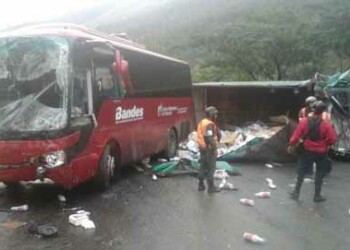 Funcionarios de diversos organismos de seguridad y de Protección Civil auxiliaron a las personas lesionadas en medio del percance vial en la GMA
CARLOS CORDERO