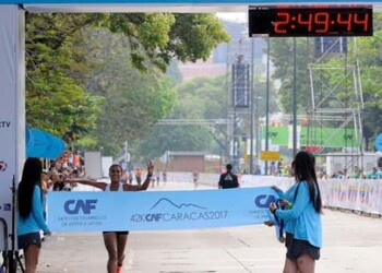 Más de 11 mil corredores se dieron cita este domingo para participar en el Maratón CAF realizado en Caracas, en el que resultó ganador el colombiano José David Cardona, mientras que en femenino el logró fue para la venezolana Zuleima Amaya con un tiempo de  2:49:45.