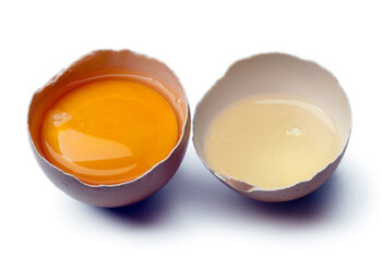 En la clara de huevo no hay muchas vitaminas, en cambio la yema tiene casi todas.