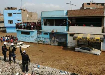 Desborde del río Rímac inundó este viernes varias calles y zonas del distrito de San Juan de Lurigancho, el más grande y poblado de Lima.