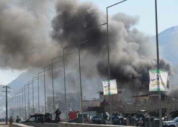 Ayer los talibanes afganos reivindicaron dos atentados casi simultáneos perpetrados este miércoles en Kabul, contra una comisaría y un centro de inteligencia.
