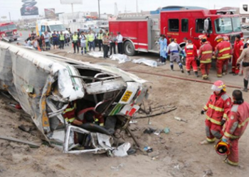 Al menos 6 personas fallecidas y 15 heridos en la carretera Panamericana Sur a las afueras de Lima, después de que un camión arrollara a una furgoneta.