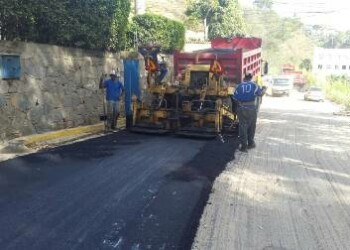 Labores de asfaltado llegan a diversas comunidades carrizaleñas