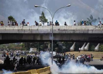 Represión impidió que manifestantes avanzaran.