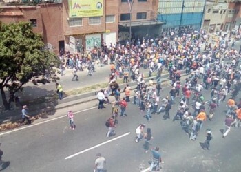 Efectivos policiales y militares impidieron el paso a los manifestantes de oposición que se dirigían hacia la Defensoría del Pueblo.