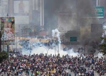 Richard Blanco, hizo un llamado a la Guardia Nacional Bolivariana y al Ministro de la Defensa, Vladimir Padrino López, para que cese la represión a las manifestaciones pacíficas.