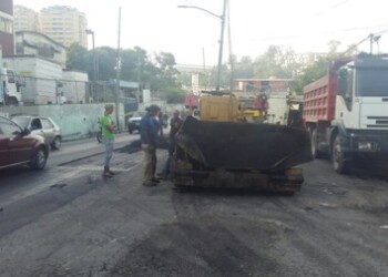 La Dirección de Ingeniería de la Alcaldía de Carrizal realizará el día de hoy el asfaltado del otro tramo de la avenida El Lago entre la clínica y el centro comercial de Montaña Alta