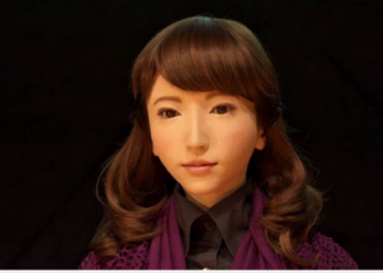 Zheng Jiajia, ingeniero, construyó una androide con la cual contrajo matrimonio en su país China.