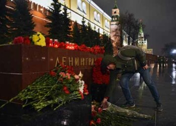 Personas se han acercado al lugar de los hechos para llevar ofrendas en memoria de los caídos