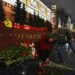 Personas se han acercado al lugar de los hechos para llevar ofrendas en memoria de los caídos