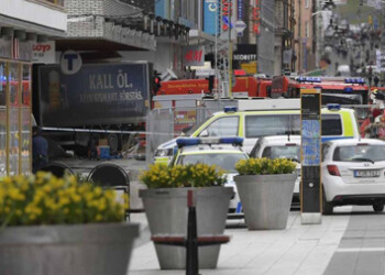 El ataque ocurrió poco antes de las 13H00 GMT cerca de unos grandes almacenes, en el cruce entre una de las calles peatonales más frecuentadas de la capital.