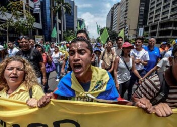 Miles de personas salieron a las calles tras una convocatoria que realizó la oposición. Bloquearon varias vías principales del país.