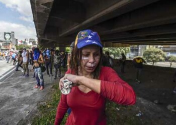 Guardias lanzaron gases lacrimógenos y chorros de agua para dispersar a la multitud, ante lo cual los manifestantes, varios con el rostro cubierto, respondieron con piedras