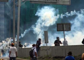 La militarizada Guardia Nacional y la policía impidieron, con una lluvia de gases, perdigones y chorros de agua, en la autopista Francisco Fajardo y otros puntos del este de Caracas